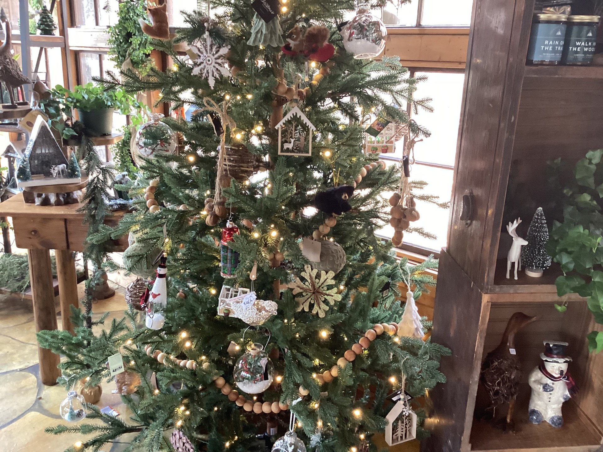 Bear Creek Cabin Resort decorated Christmas tree in a cozy lodge area